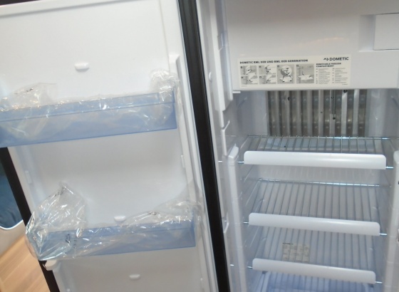 Weinsberg CaraSuite 700 ME Lakóautó - Hűtő