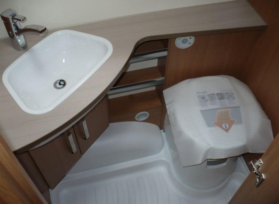 Knaus Sport 420 QD lakókocsi - Mosdó